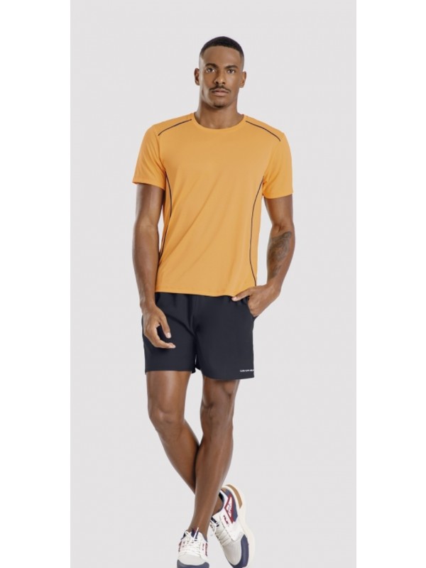 CAMISETA MASCULINA COM DETALHE ESTAMPA