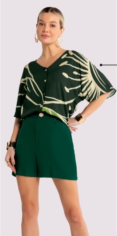 CAMISA MANGA CURTA EM VISCOSE ESTAMPADA COM BÕTOES NA FRENTE