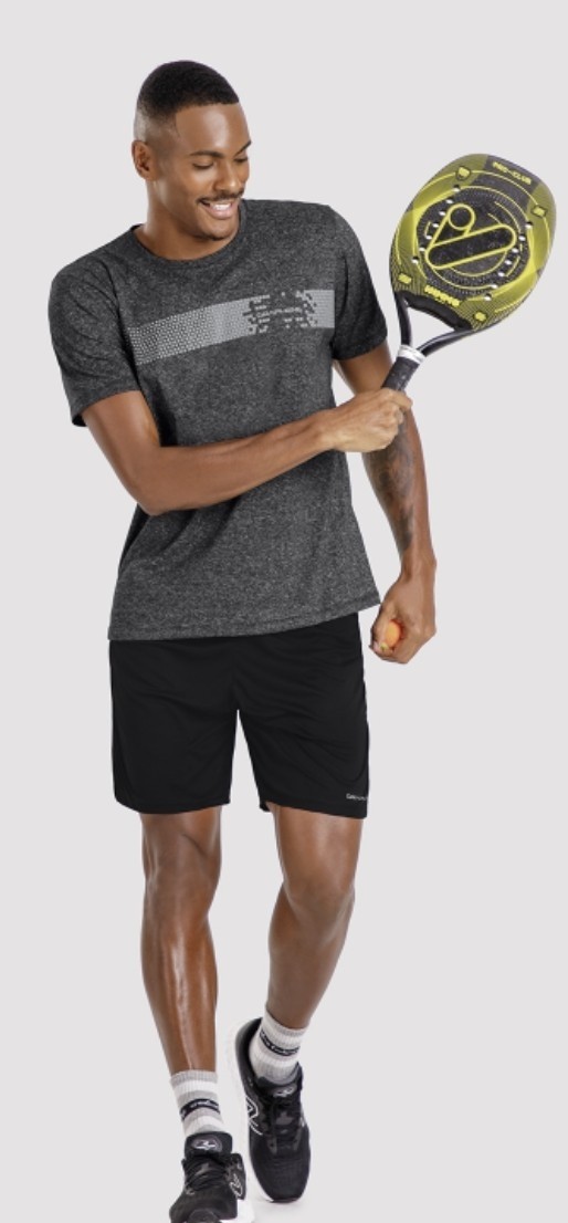 CAMISETA MASCULINA COM DETALHE ESTAMPA