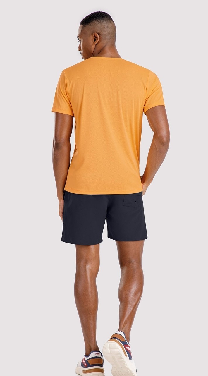 CAMISETA MASCULINA COM DETALHE ESTAMPA