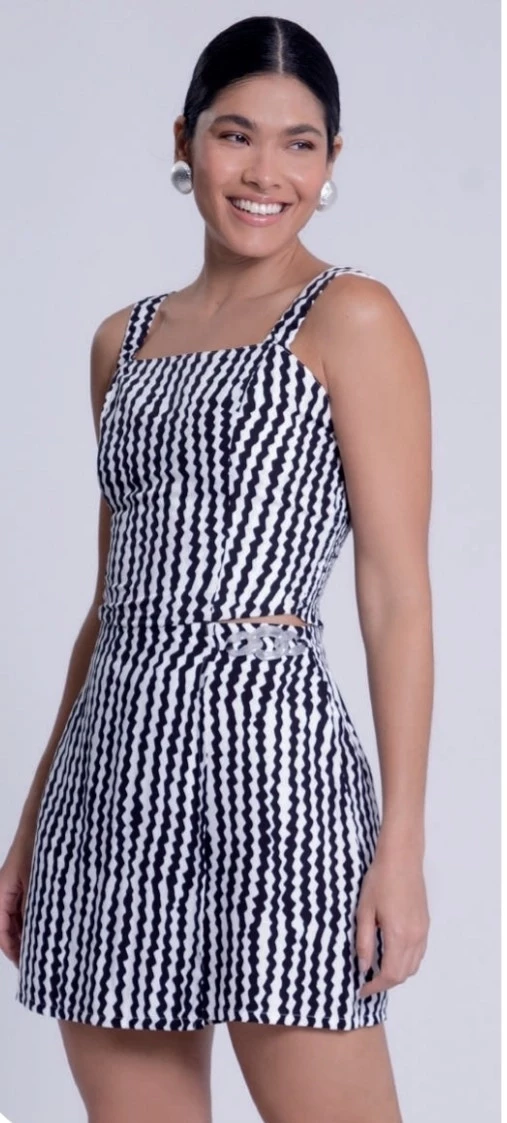 Blusa Cropped em Viscose com Decote Reto